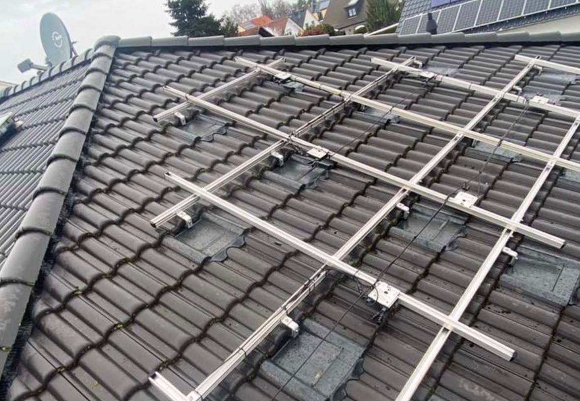 Montiertes Schienensystem für Solarpanels auf einem Ziegeldach